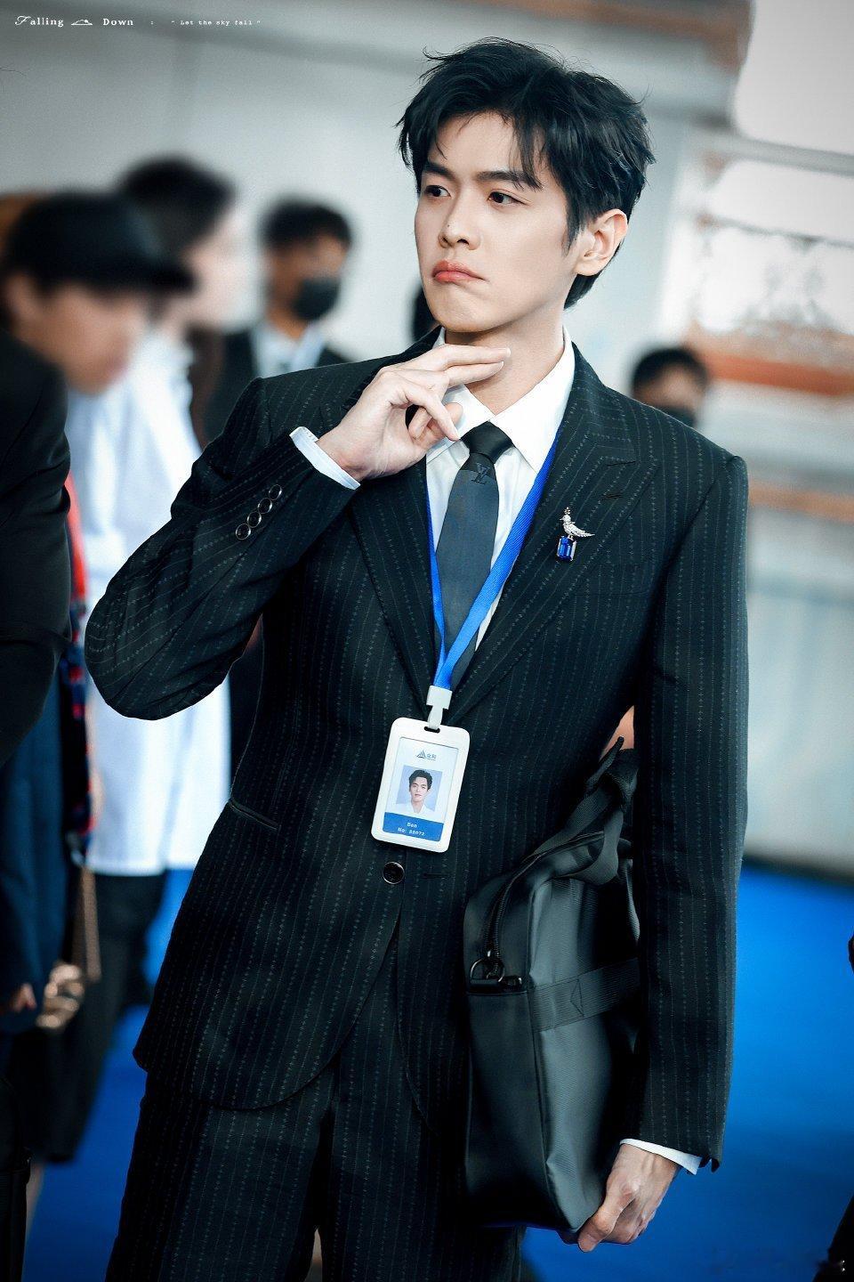 张若昀工作室没签过AI授权真的很佩服张若昀工作室这次的反应。不蹭热度、不模糊态