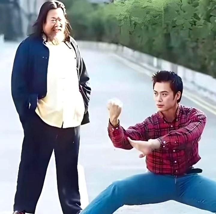 樊少皇这一身硬功夫，真不是白来的。看回90年代初的影像，他爸樊梅生，邵氏出来