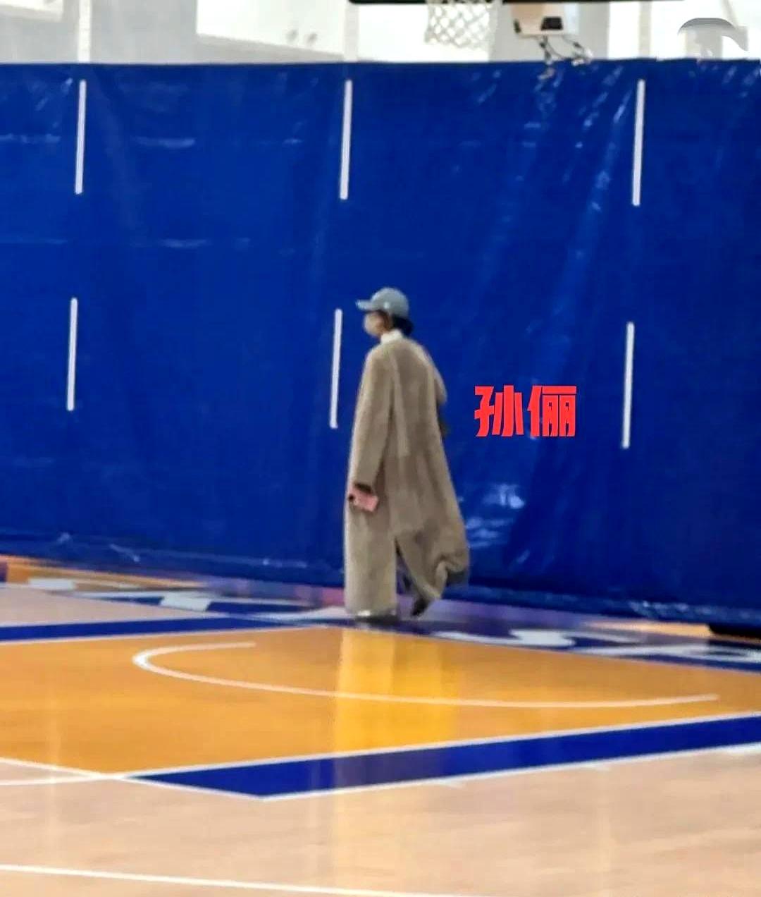 你敢信邓超孙俪家14岁的儿子，现在身高快摸到1米85了？上周有朋友在城郊篮球