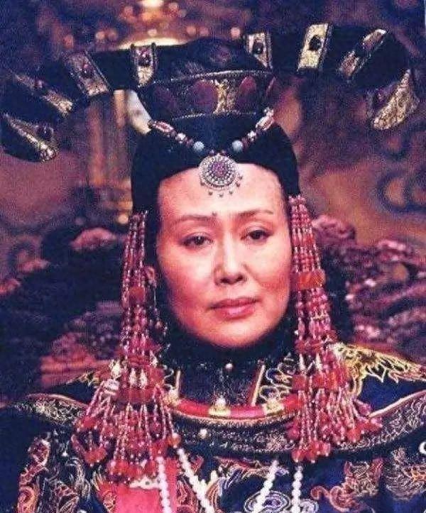1687年，孝庄病逝。她一手带大的孙子：康熙哀嚎不已，捶胸跳脚。谁知，刚走出孝庄
