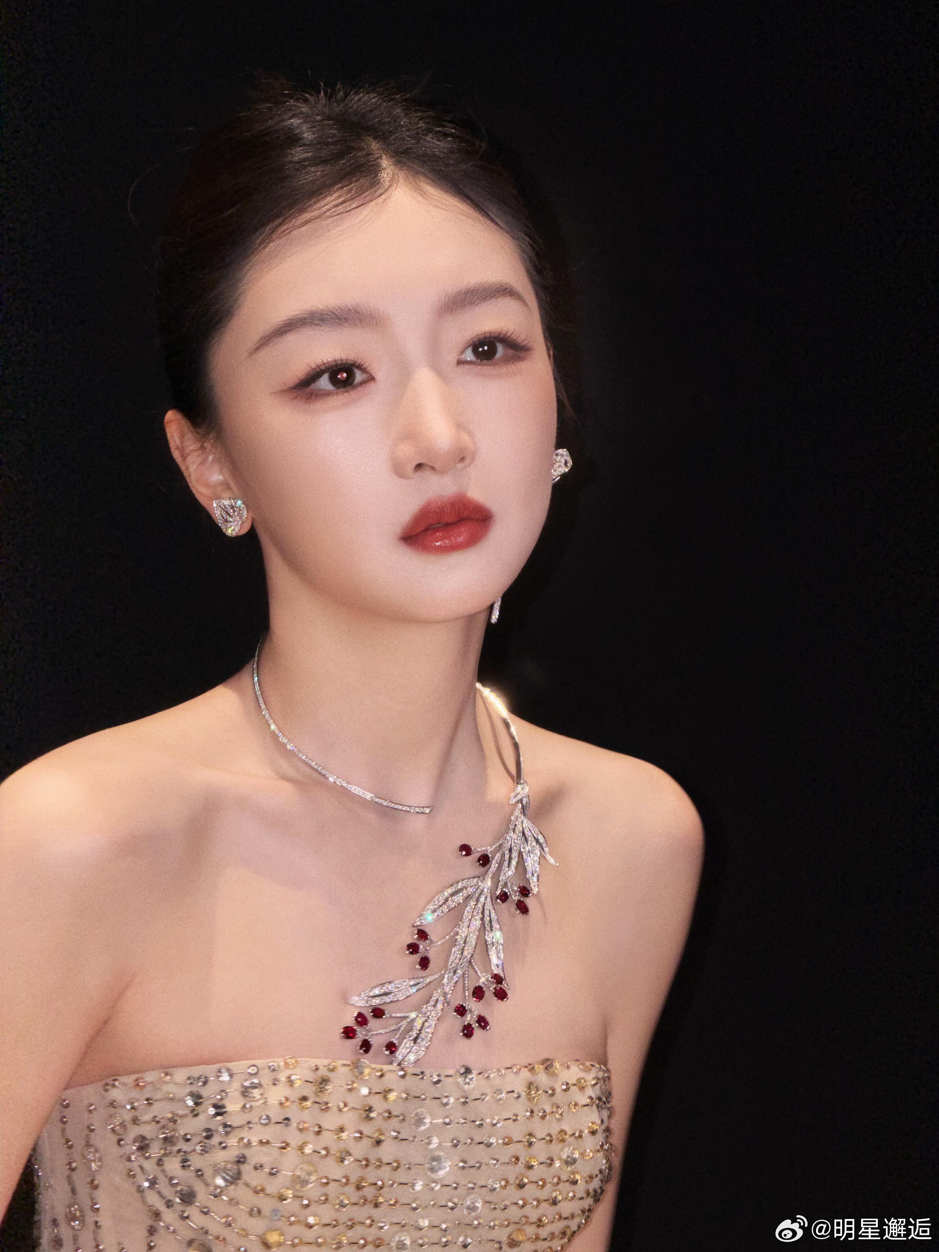 美成这样的周冬雨