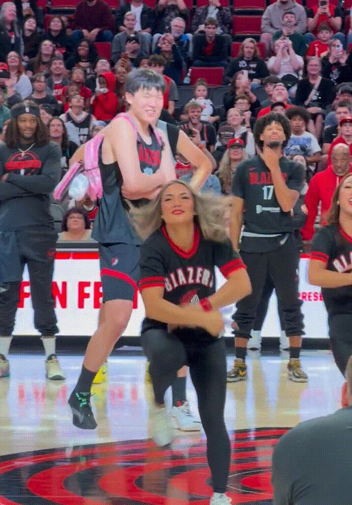 满满的松弛感！开拓者球迷日，杨瀚森背着粉色小书包，跟着拉拉队一起跳舞，给大家带来