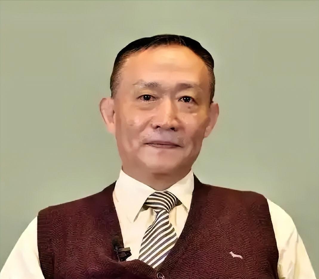 如今中国面临的最大风险，不是美国在南海搞什么航行自由，也不是芯片卡脖子，而是有人