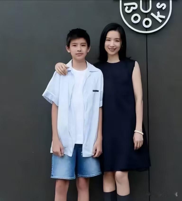 潘粤明估计没想到会有这一天等了11年没等来董洁松口倒是17岁的顶顶自己拎着行