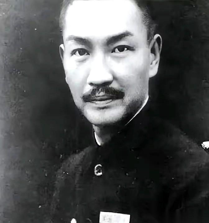 “你看看镜子里的自己，再看看照片上的蒋先生。你说，你像谁？”我滴个乖乖，这回答