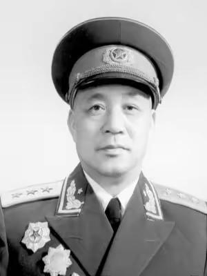 他是唯一缺席1955年授衔、1956年补授的开国上将宁肯降级也不批老领导，罗荣