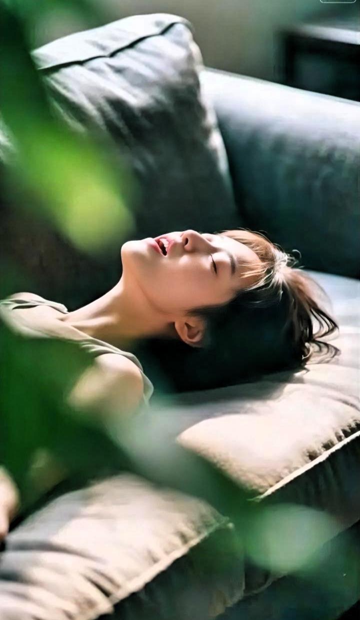 午后阳光洒进房间，慵懒地躺在沙发上，享受这宁静的时光。🌞💤🌿