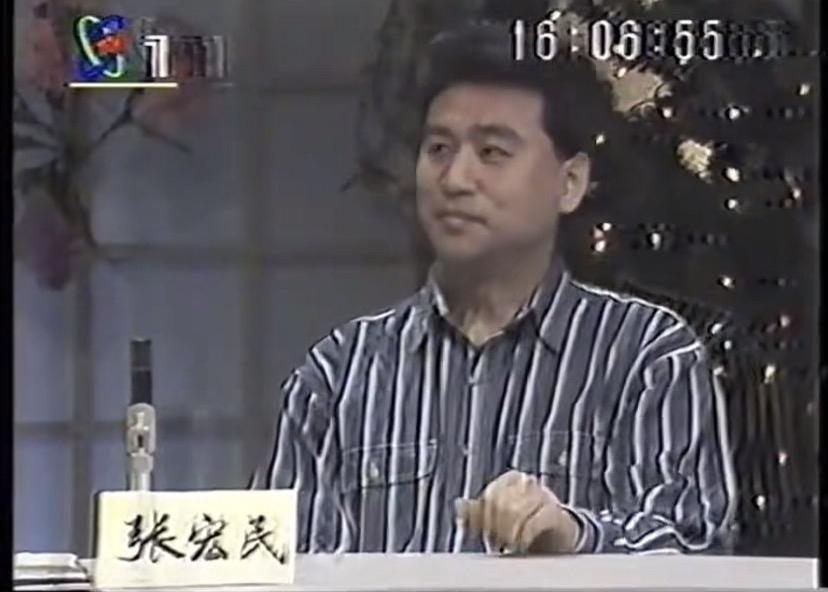 张宏民年轻时真帅啊！追求他的人一定很多吧。他举止温文尔雅，整个人透着一股书卷