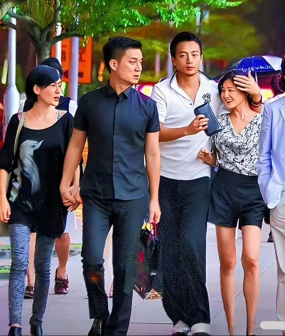 昔日大小S双双嫁入豪门，曾是羡煞众人的佳话，命运却为两段姻缘写下不同结局。大