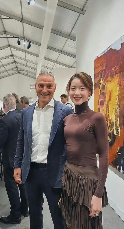 参加活动这样穿衣服不多见啊章泽天看起来肋骨也外翻了不过还得是100万耳环引人