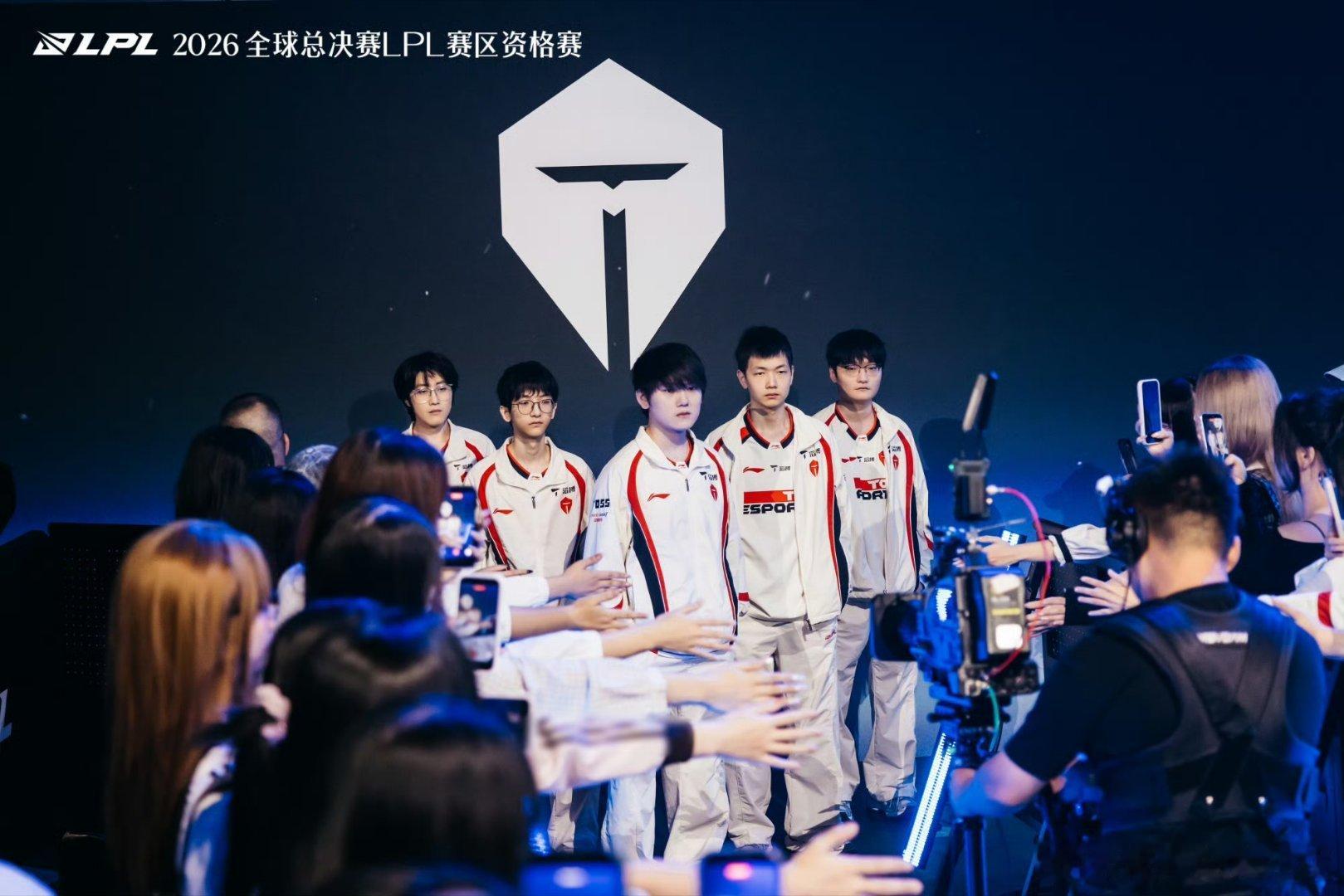 去年TES亲手将BLG挡在八强门外！今年两队都成功晋级了S16世界赛，不知道是否会再次出现这种局面！