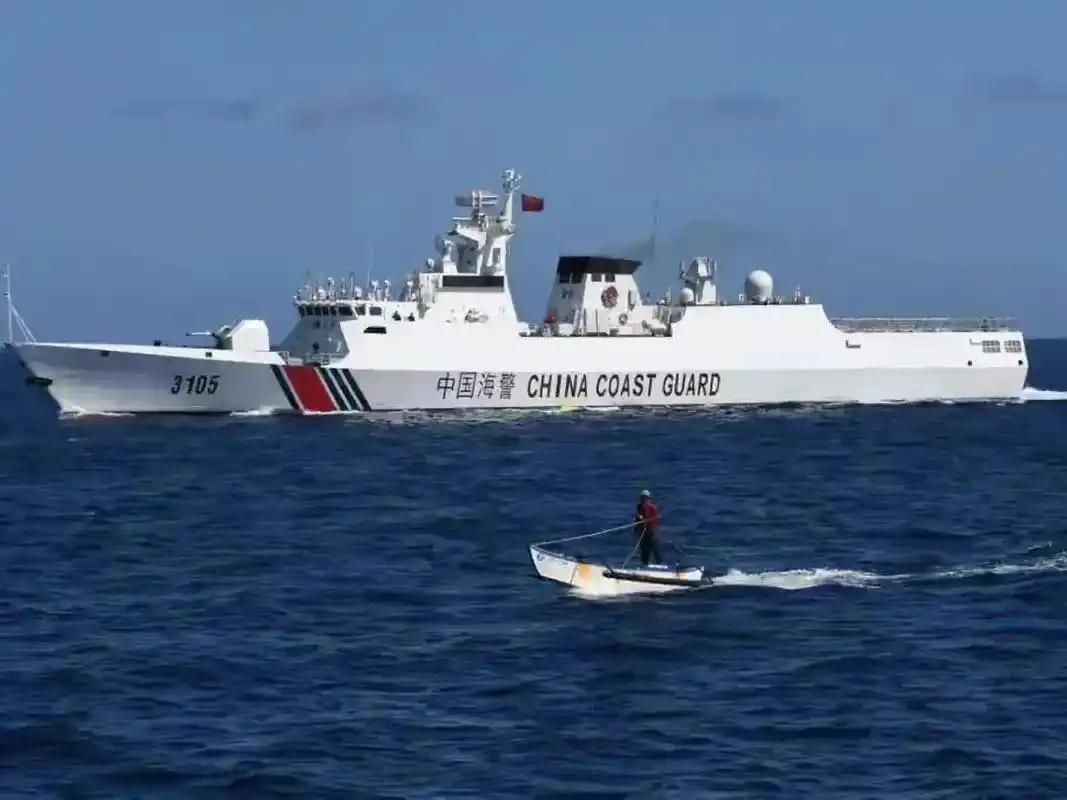 台湾海巡船用中英文双语广播，对着过往外国商船拼命喊：这里是“中华民国”海域，不必