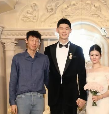 中国男篮球员胡金秋在集训期间拒绝了回家看望妻子和孩子。据篮球解说员张泽欣透露，自