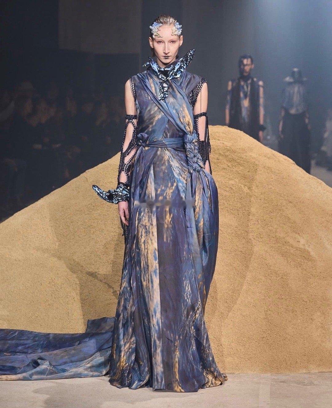 在撒哈拉沙漠迷失方向的设计师，带回了人类文明在时间尽头的倒影。YuimaNak