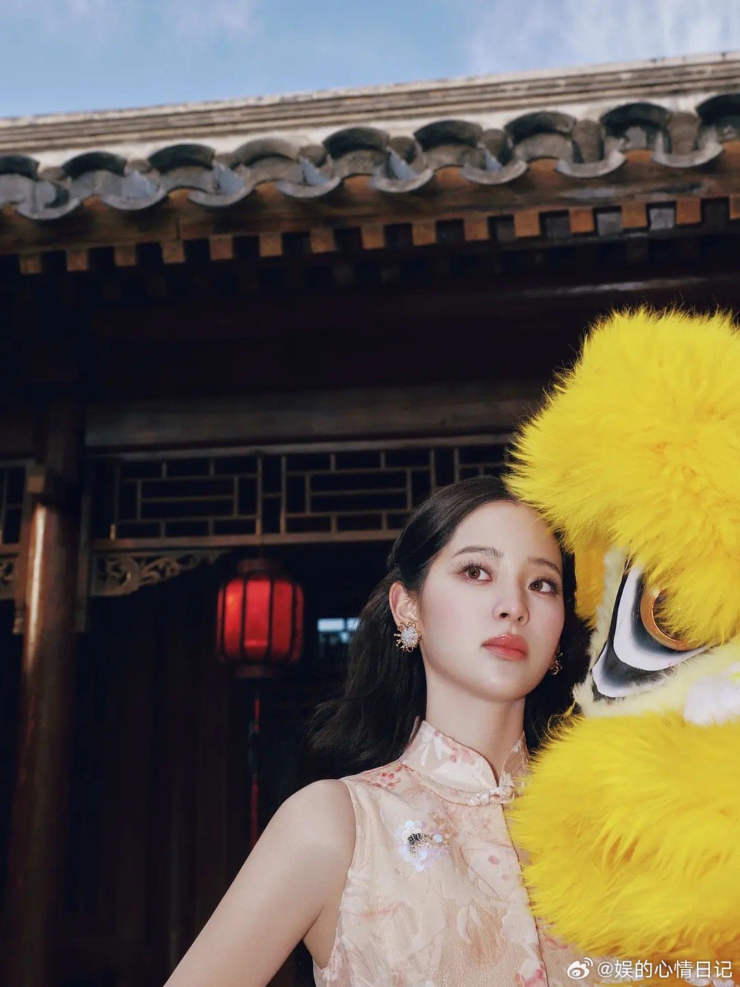 欧阳娜娜春晚出图属于是自己给自己拍了套上城