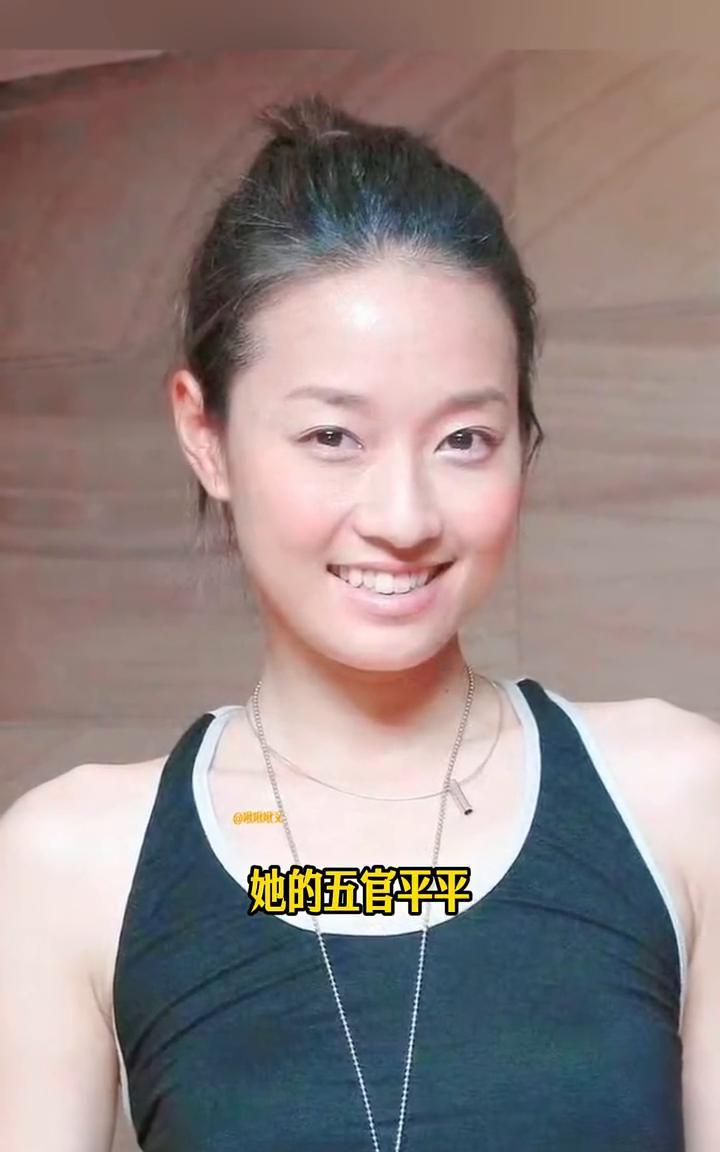 这是马伊琍年轻时的照片，乍一看让人眼前一亮。仔细看，她的五官平平，眼睛不大，算不