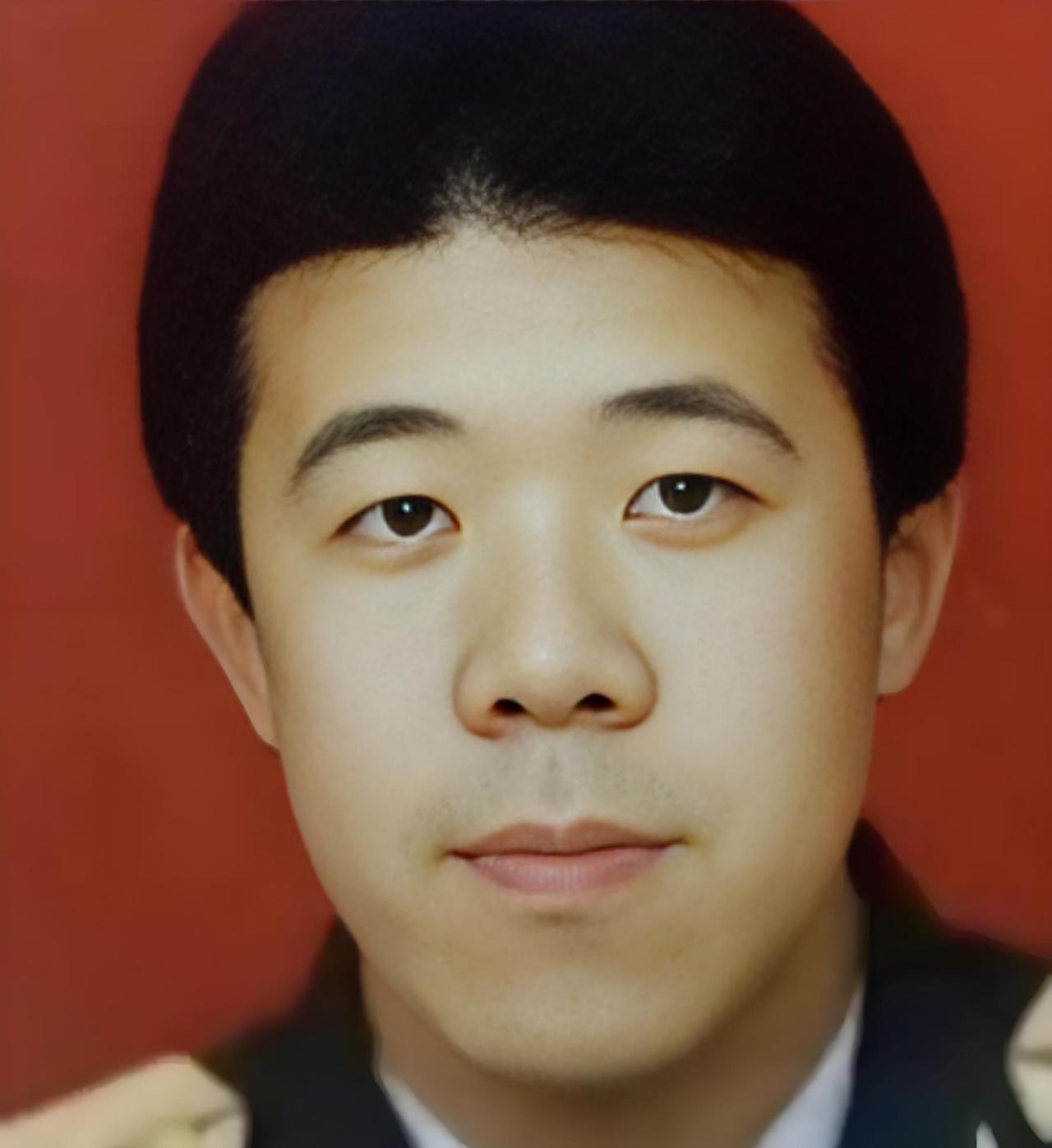 谁能料到，天天在剧里饰演糙汉子的秦卫东，早年居然当过兵！1967年，他出生于辽