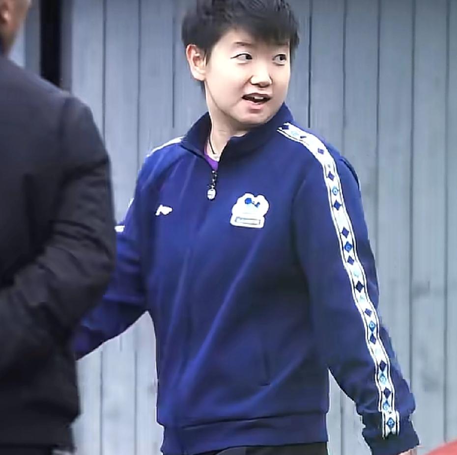 风里雨里，保安大叔在树上等你，保安大叔这辈子都想不到会在树上执勤[捂脸哭]大叔说为