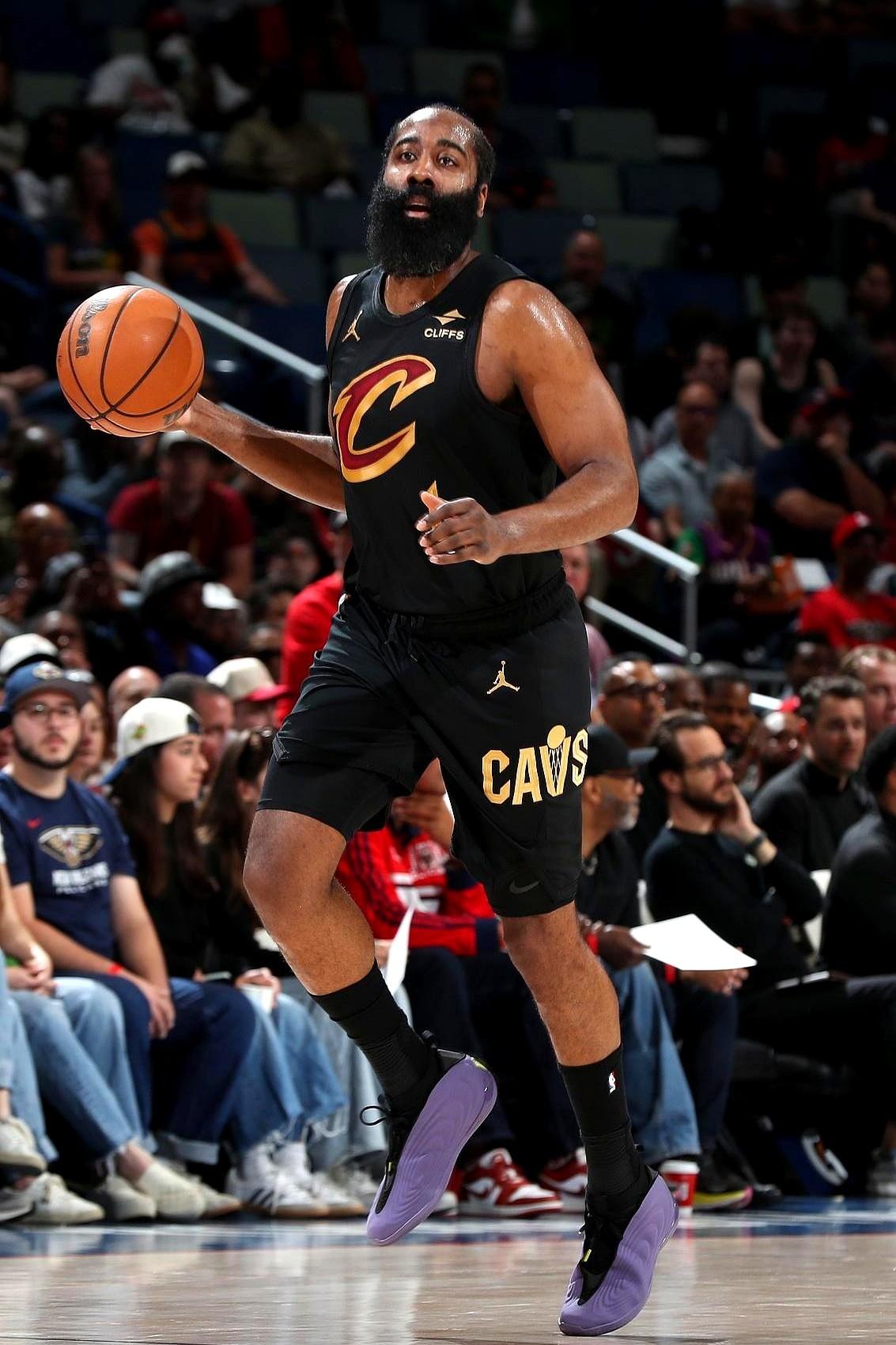 别再让哈登只传球了！在76人时打凯尔特人，赢的三场全是他主动攻。哪怕有一场铁