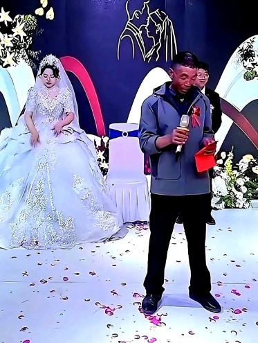 儿子婚礼上，父亲上台讲话，拿着稿子半天念不出来，拿稿子的手都在抖，新娘直接埋伏不