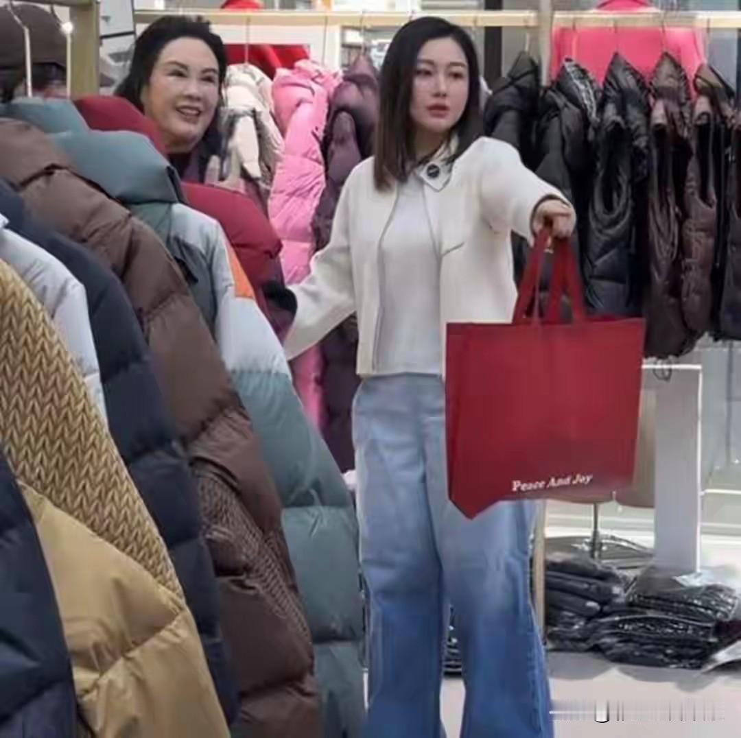 这是潘长江的妻子女儿，潘长江妻子女儿一起逛街被偶遇，潘阳发福了，潘长江妻子的脸也