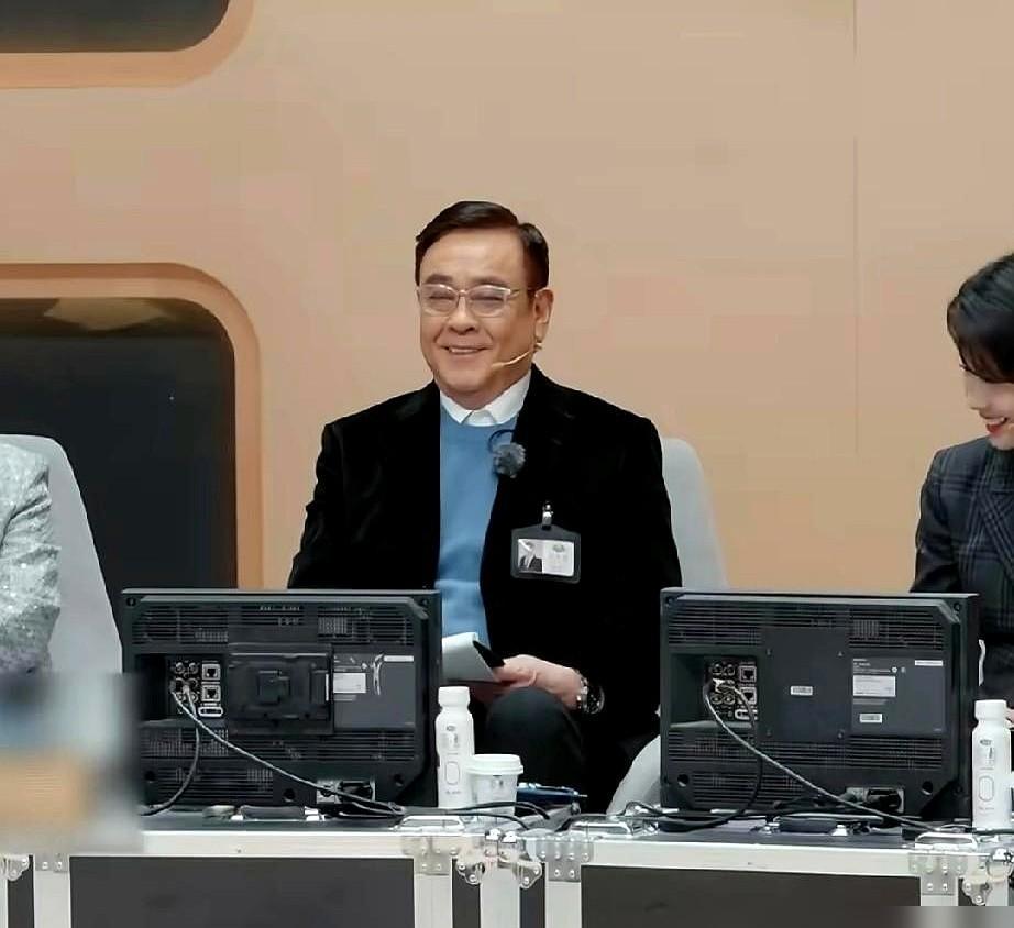 吴镇宇一句话把她钉在台上：“你是来晒成绩单的？”全场导师连环拷问，她指尖掐进