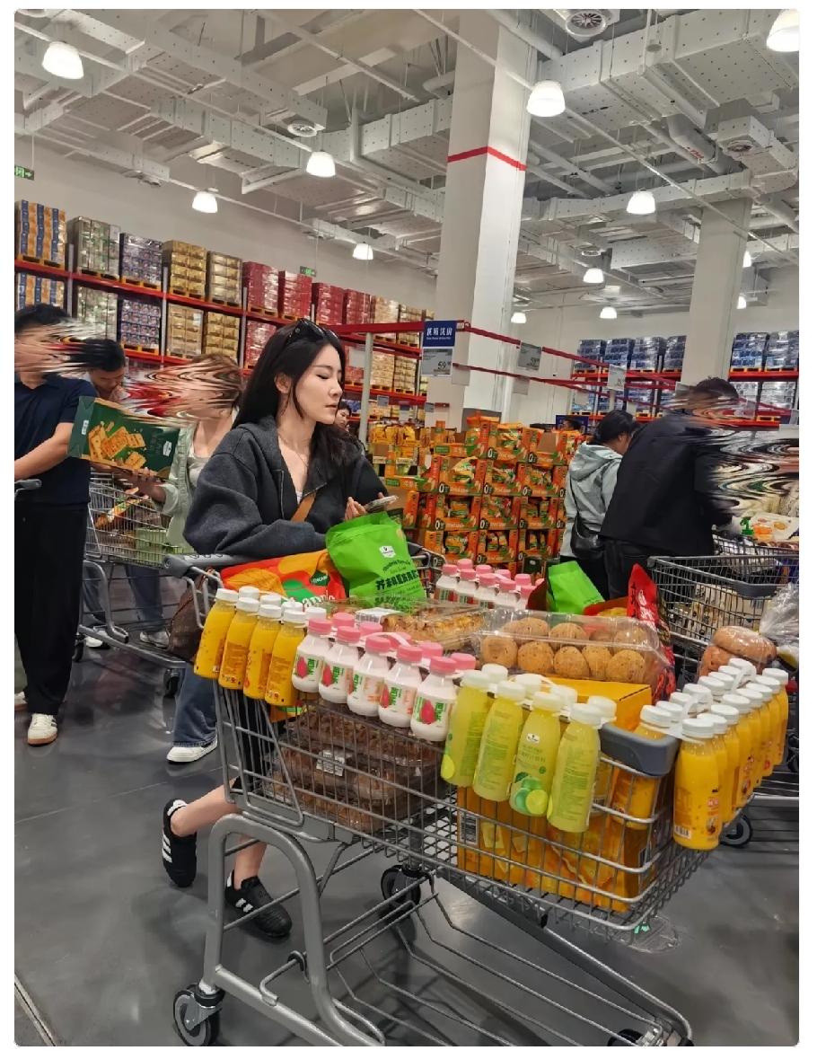 逛山姆的我，我的消费观已经崩塌了。表妹买了680元的卓越卡，一进山姆就感觉不