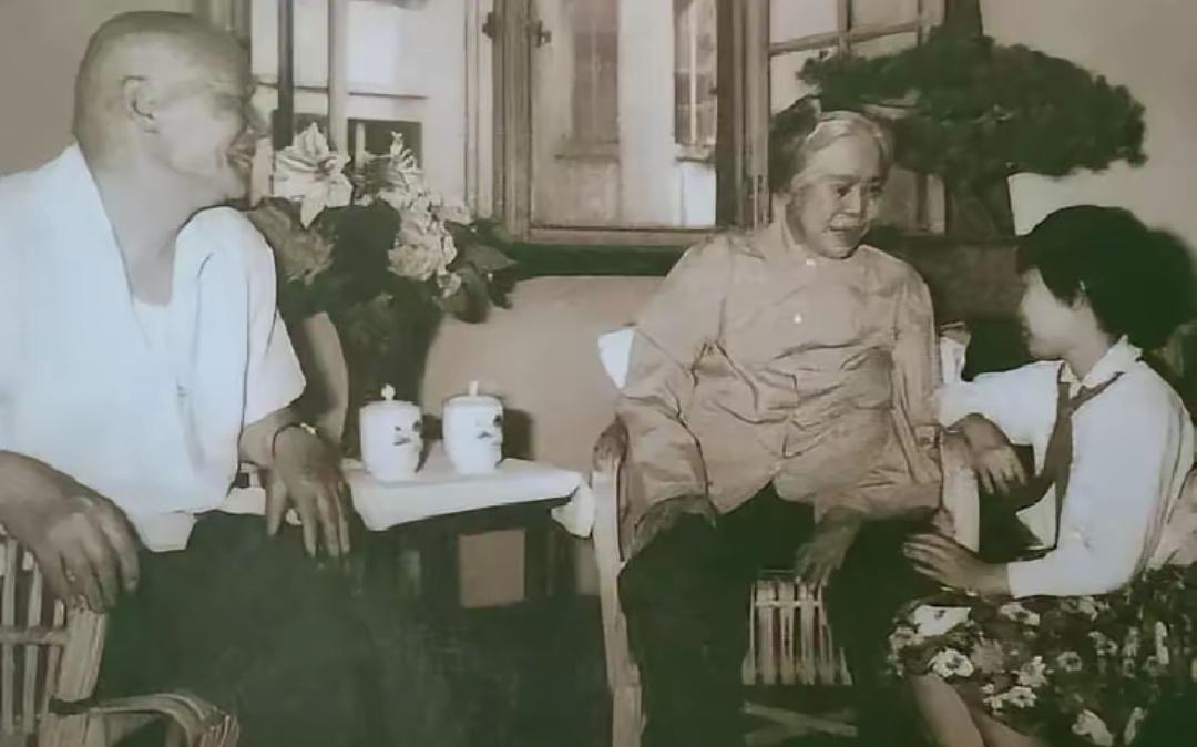 贺子珍看着孔东梅脖子上的红领巾，称赞她表现优秀，瞧把一旁的爷爷乐的。这张照