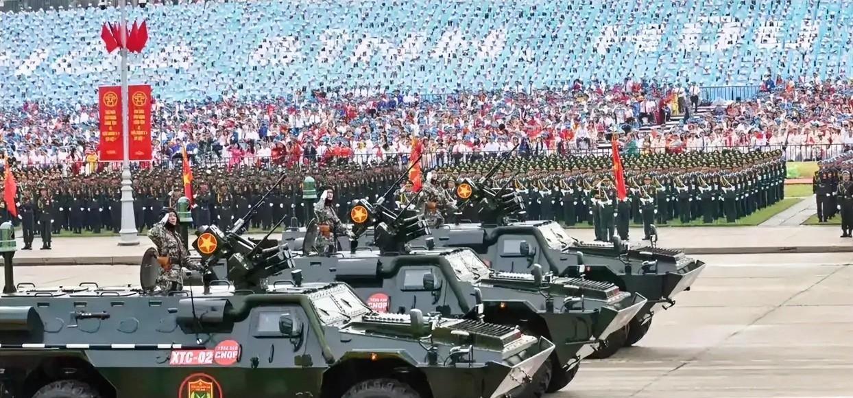 ·越南网友@lanhbui5028感慨道：“在我国的阅兵队列中，每排仅4人，共1