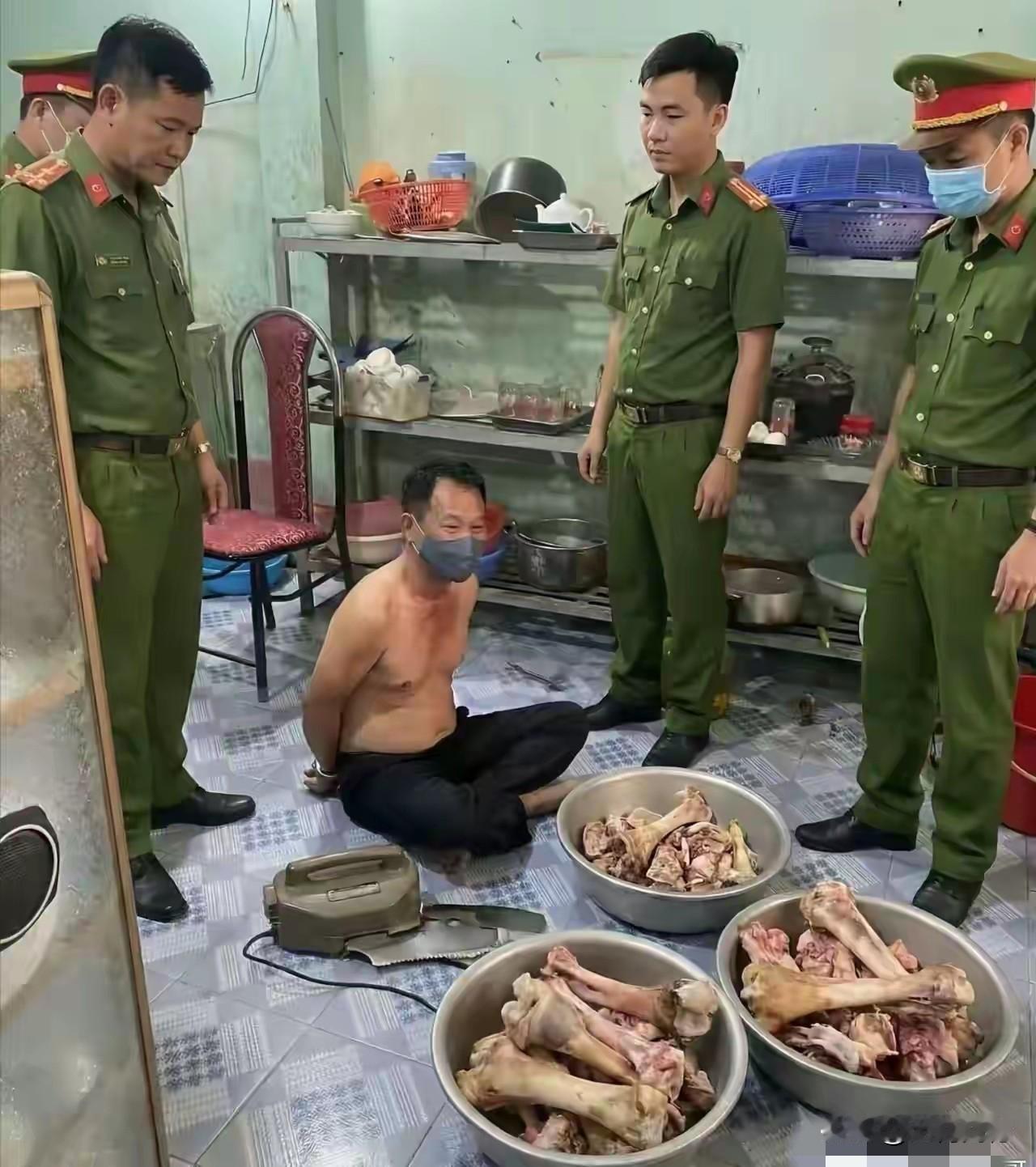 三盆子骨头，和一个被控制住的人，这照片让人产生了很大的联想，这三盆子骨头应该是什