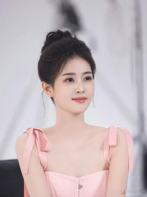 现在我最搞不懂的就是白鹿了她那么红，本子都接到手软，好好拍戏争取拿几个奖给自