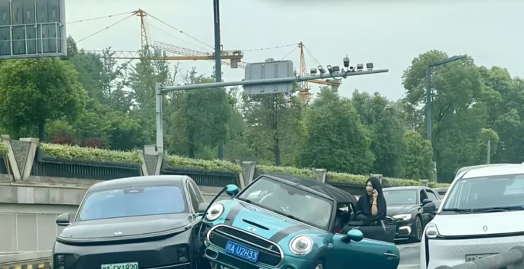 这次四轮电车想突然变道吗？吓的小姐姐手忙脚乱。成都剑南大道出城方向，