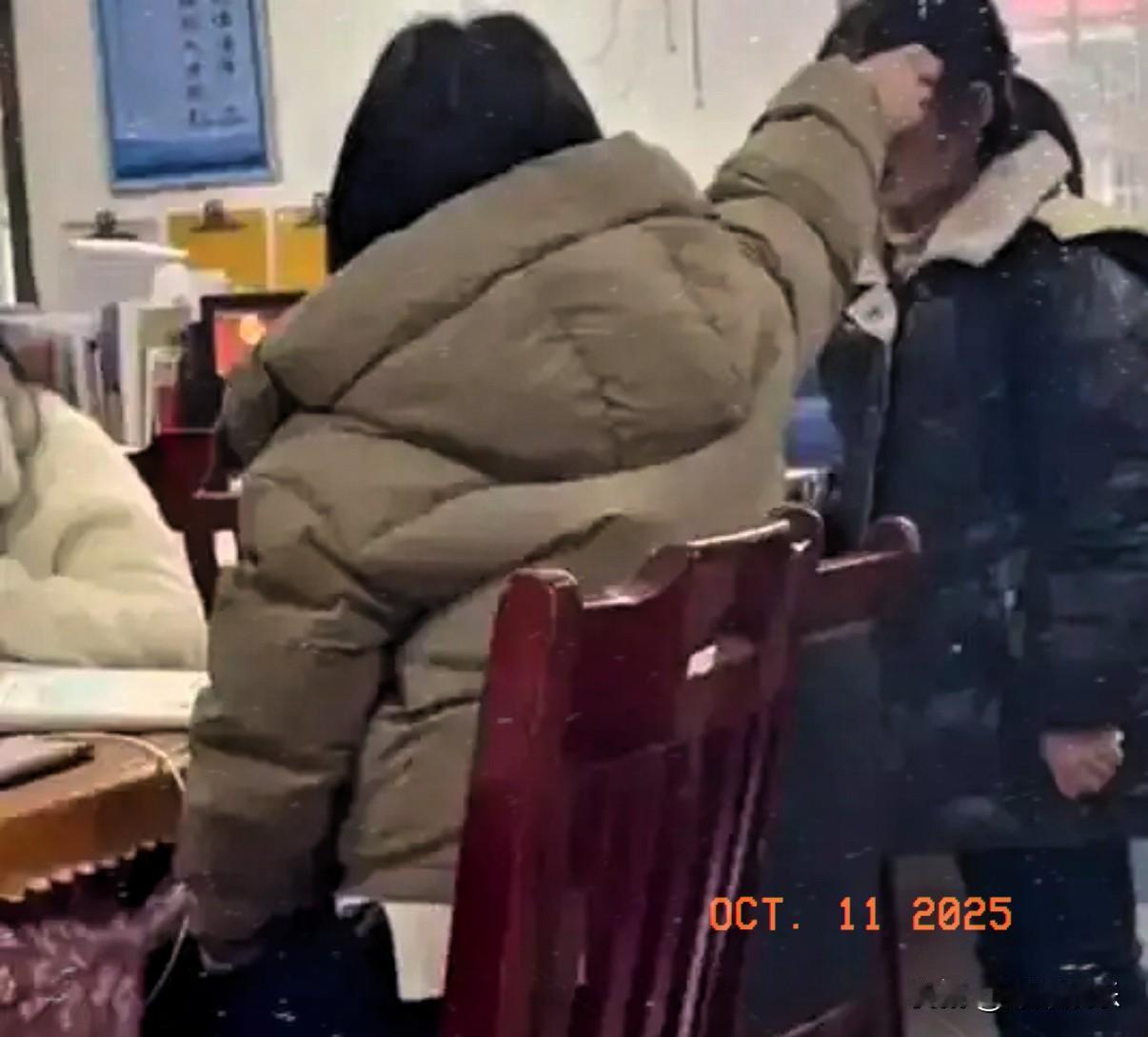 南宁老师因管纪律动手！1天被开除，家长却更关心这事10月9号广西南宁富乐小