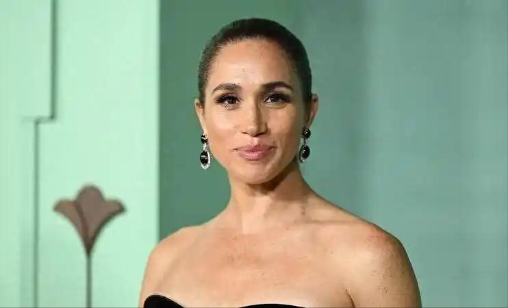 梅根是懂得活用妆容技巧的演员！[呲牙笑]她擅用眉峰高低来展现善恶人设切换，站在