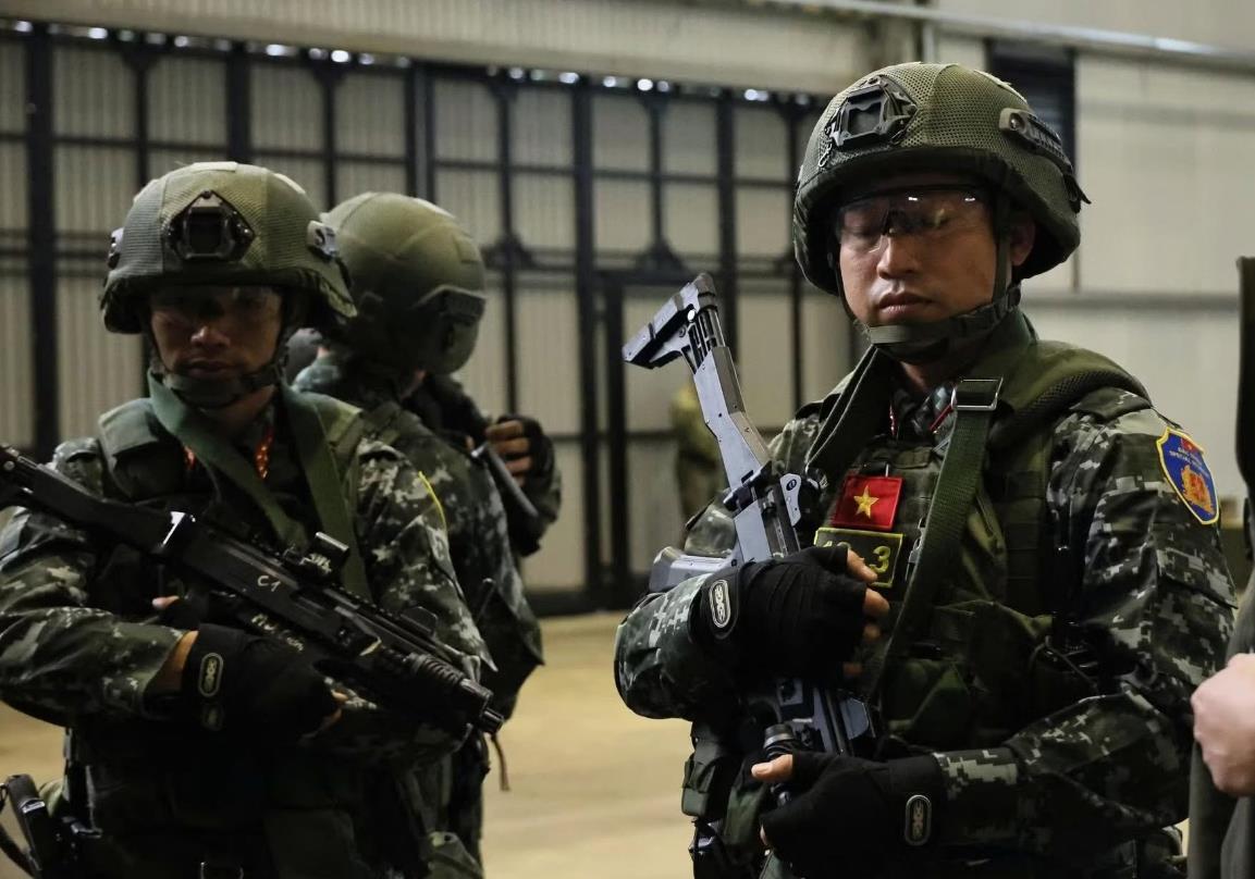 参加国际比赛的越南特种兵，有人可能要问，怎么单兵装备这么“潮流”了？一种可能