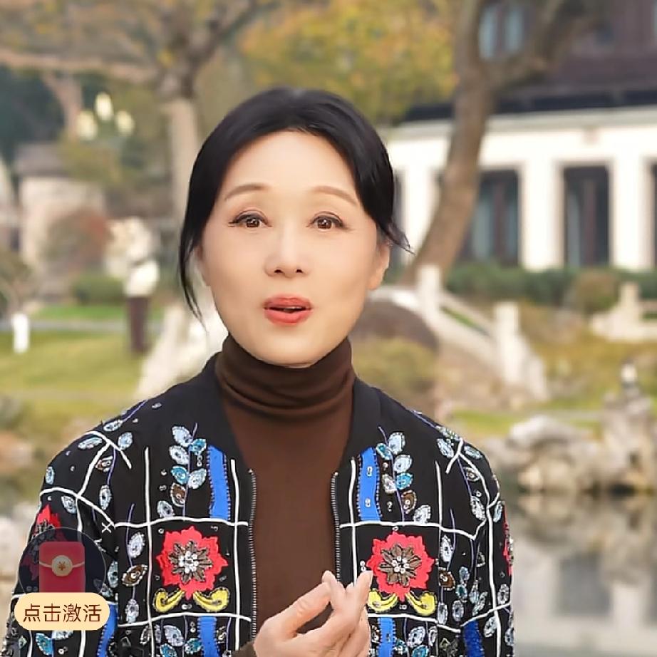 在阮巡和戏迷的强烈要求和建议下，黄梅名家吴琼终于又染回了黑头发，其实我觉得吴琼的