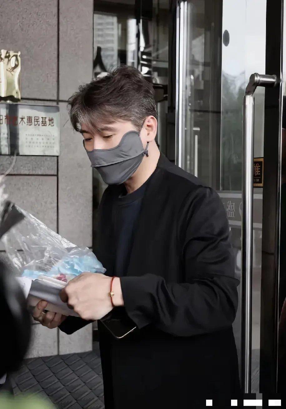 近日，李乃文的状态引发了广泛关注。这位实力派演员的脸上写满了疲惫与哀伤，即便是站