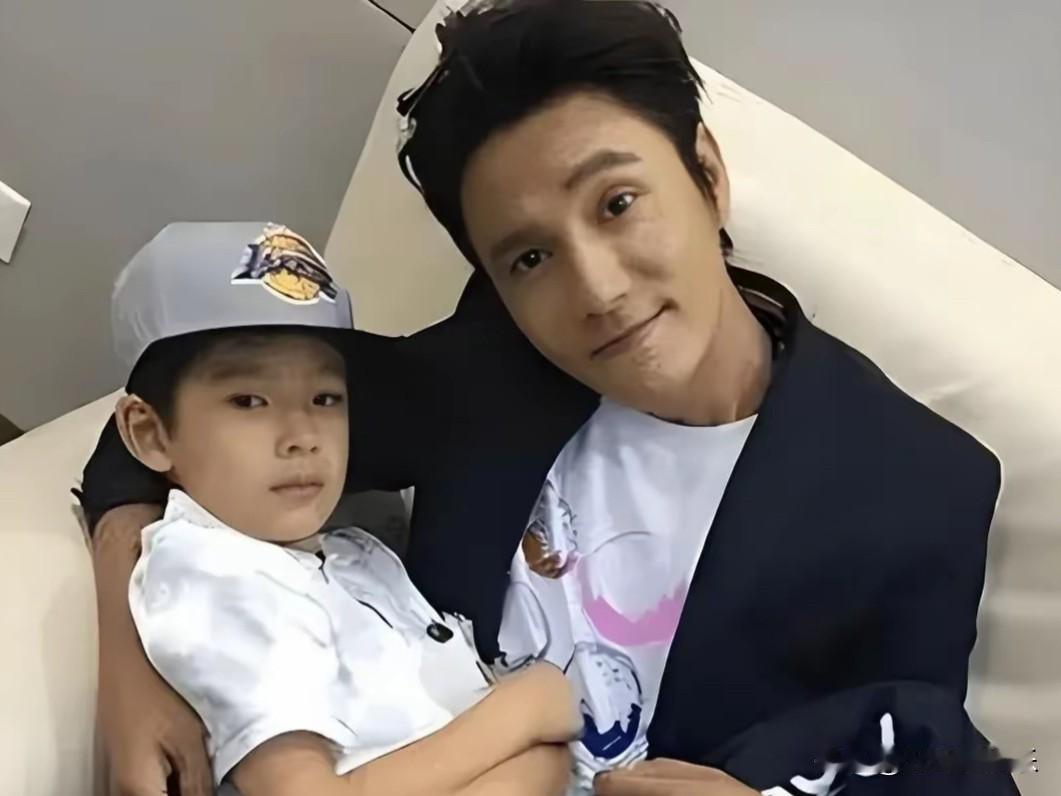 这对双胞胎并非陈坤的亲生子，而是其亲戚家的孩子。2023年8月，陈坤带双胞胎