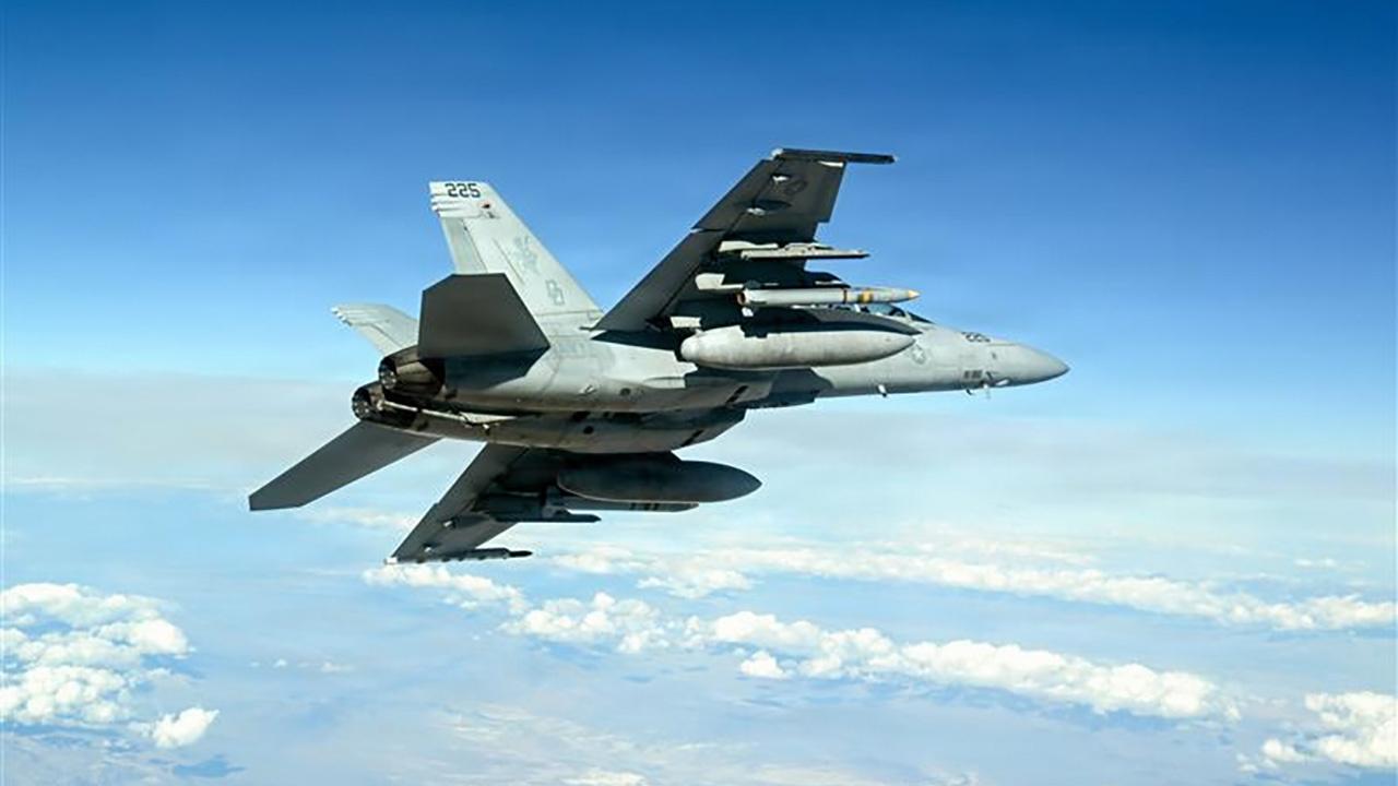 高空发射射程可达300km。26年1月，挂载新一代AARGM-ER反辐射导弹的美