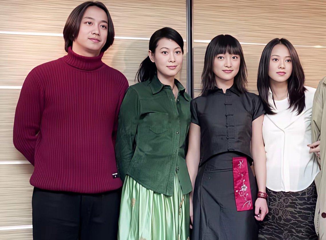 黄磊年轻时，并没有太帅气，普通人的长相。