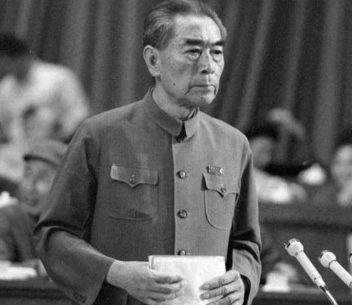 1974年12月底，周总理飞去长沙，向毛主席汇报即将召开的第四届全国人民代表大会