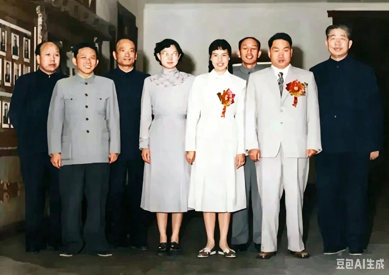 1960年，大连。毛岸青和邵华的婚结婚照。很多人以为，那时毛岸青身体弱，