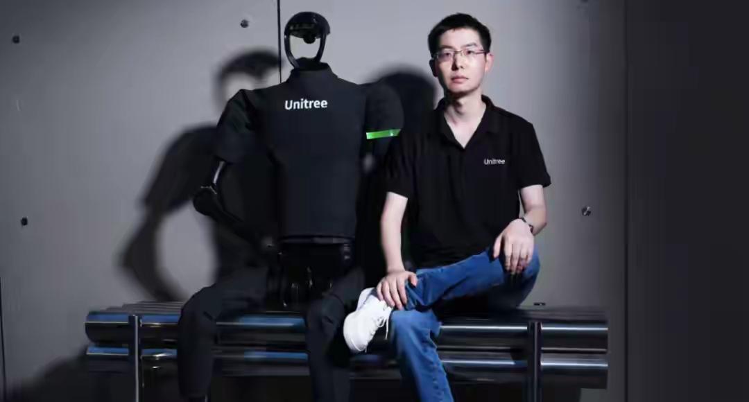 阿美：阿中，我要制裁你们家的「宇树智能」！阿中：啥？制裁我们家的智能机器人公司