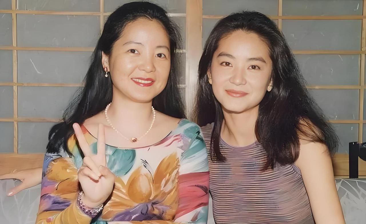 #老照片#1990年，著名歌星邓丽君，在法国海滩，偶遇影星林青霞，两人留下的珍