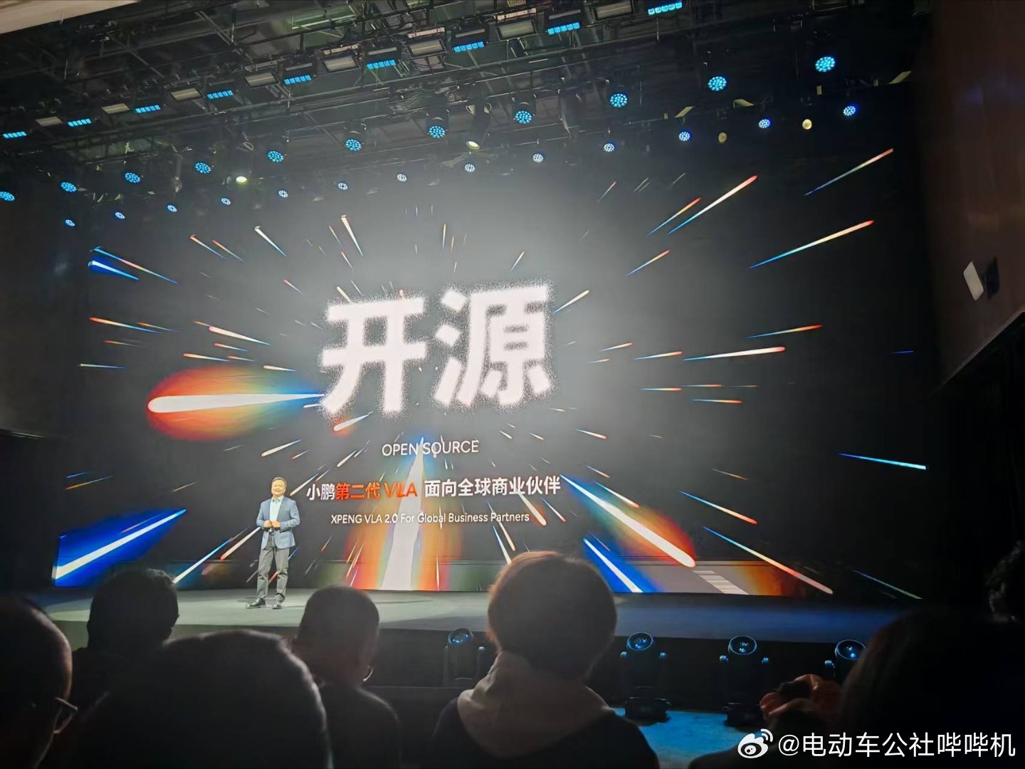 正常的VLA，先是一套完整的视觉融合感知（视觉查看路况），然后将这些信息翻译成语