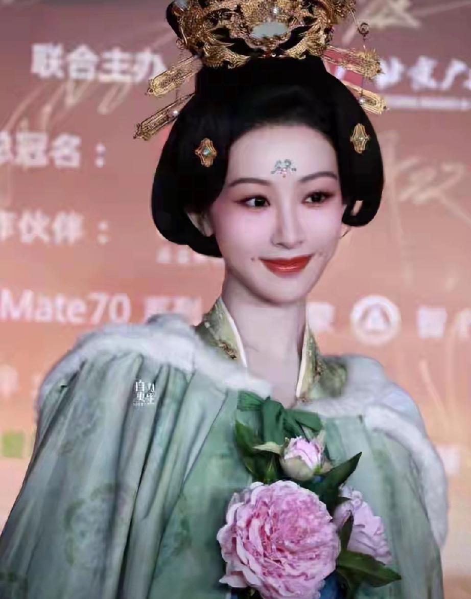 杨紫官宣停工半年接连塌房！内娱离谱连锁风波，真相太心疼杨紫自曝高