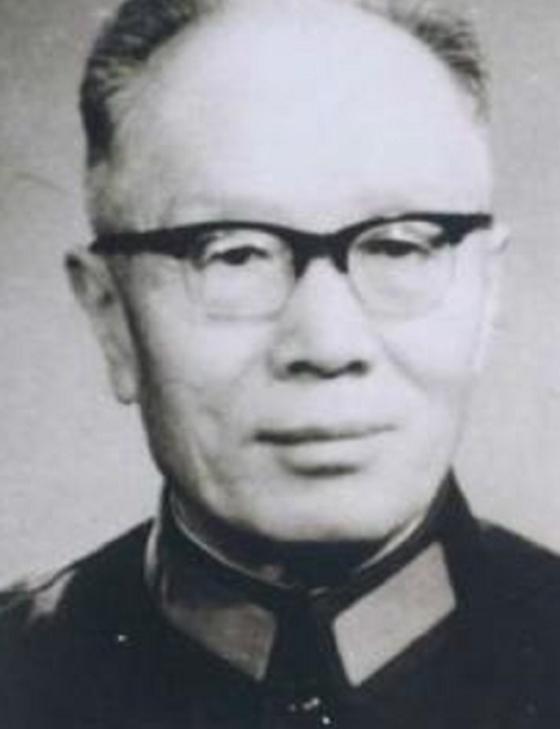1942年，蒋介石给于学忠下令，让他秘密枪决万毅，于学忠收到电报后，顿时陷入两难