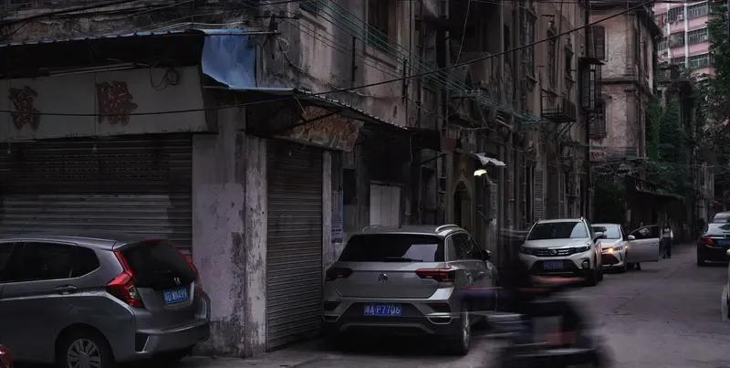 穷人才喜欢亲戚多，然后总说亲戚间要帮衬。你看老宗家，帮衬啥？亲兄弟亲姐妹都是来抢