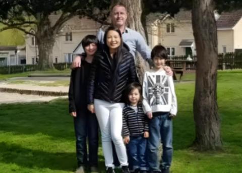 2006年，英国69岁亿万富翁兰斯·克拉克与中国33岁女外卖员周颖坠入爱河。当周