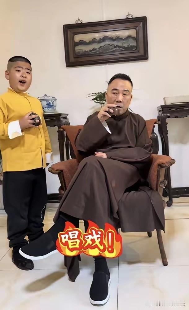 杨议追着郭德纲骂了快两年，越骂越狠，圈里人反而越看越明白，这哪是骂街，这是在求救